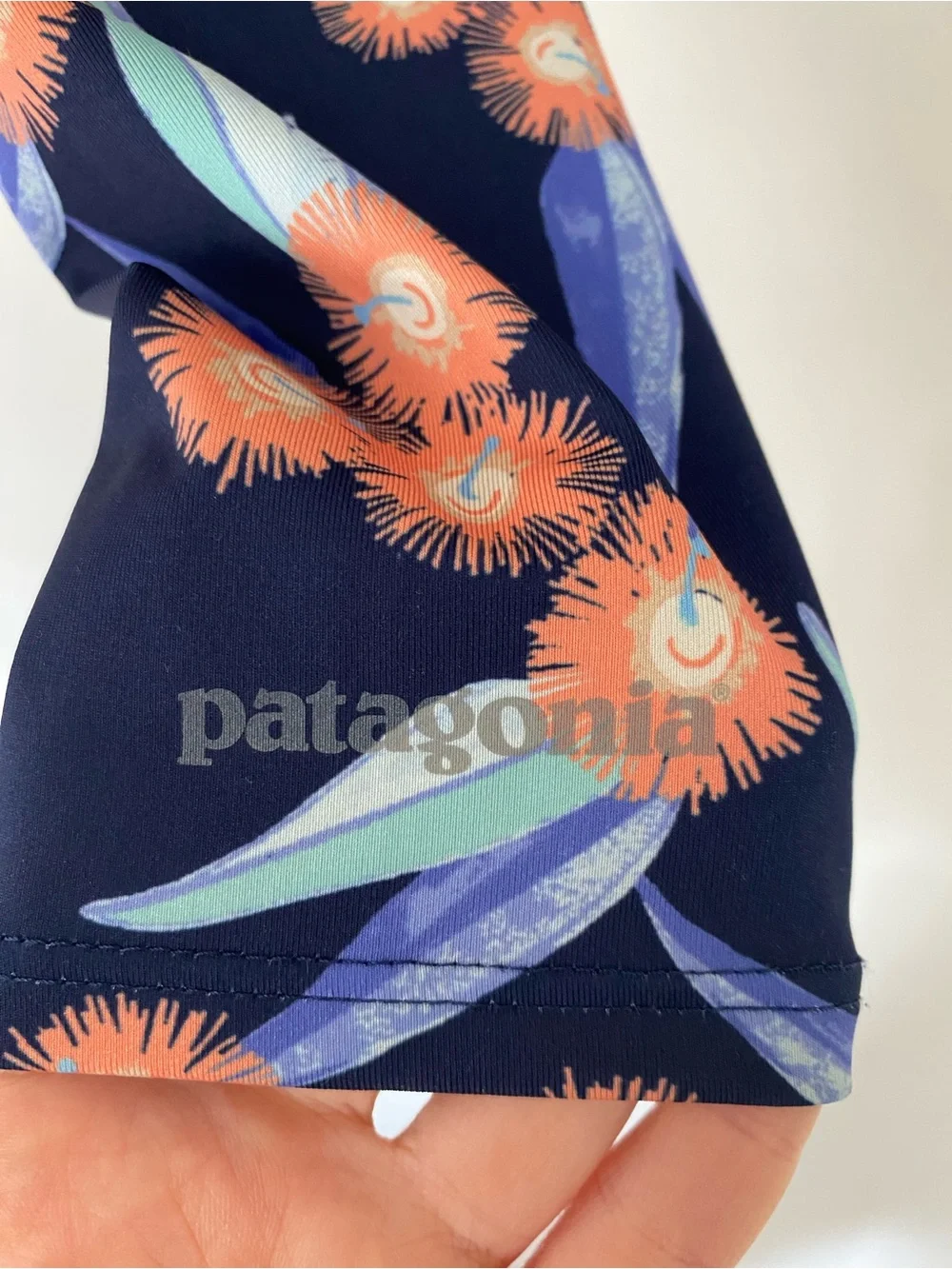 Patagonia Swell Seeker Rash Guard Navy Floral Long-Sleeve Cropped Medium